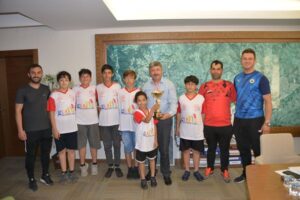 U14 FUTBOL TAKIMINDAN BAŞKAN AKÇADURAK’A ZİYARET