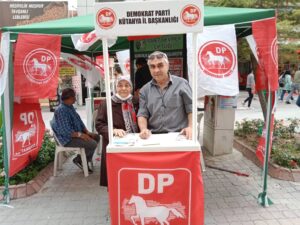 DEMOKRAT PARTİ ÜYE STANDI AÇTI