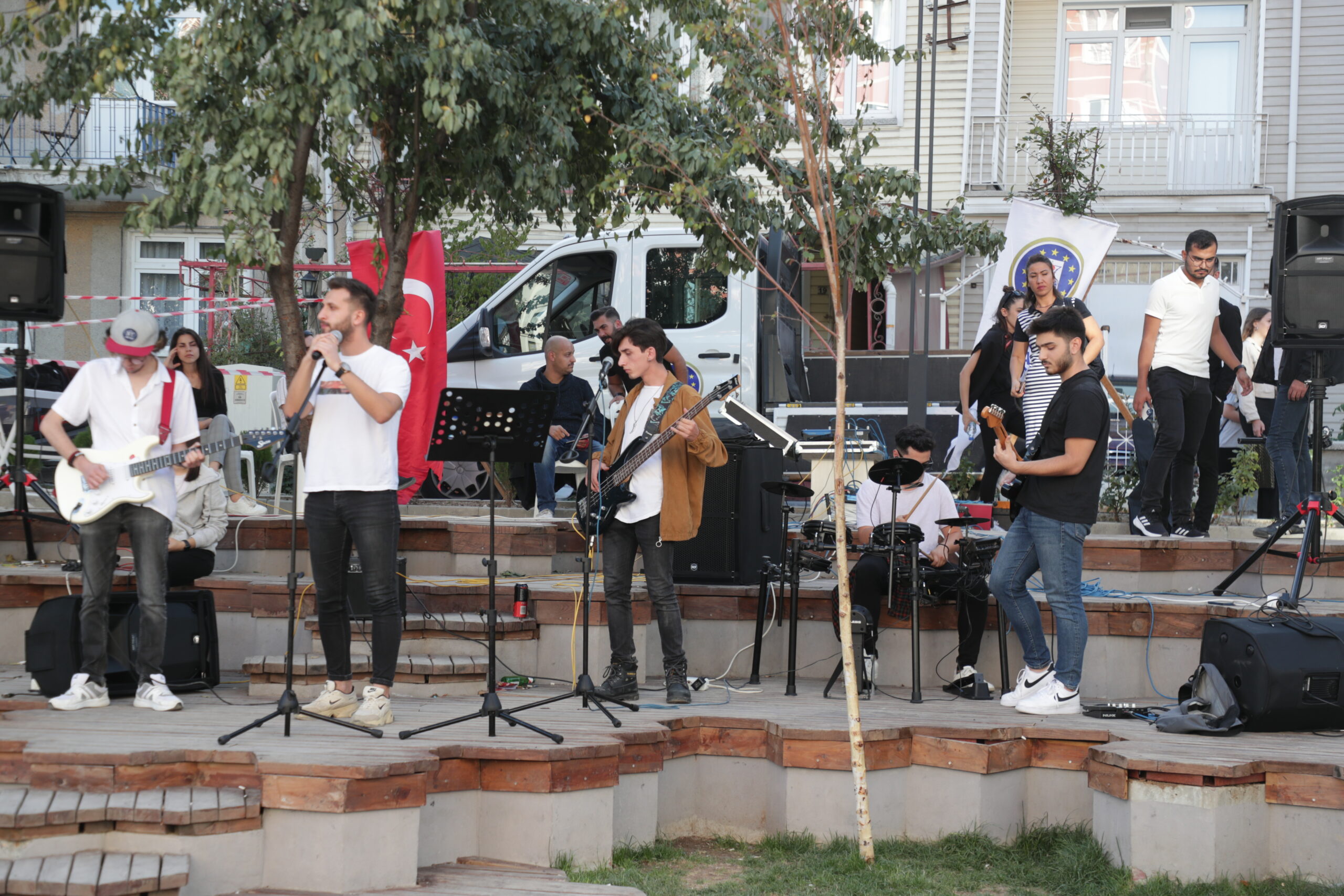 Bekir Avlupınar Caddesi’nde, gençler