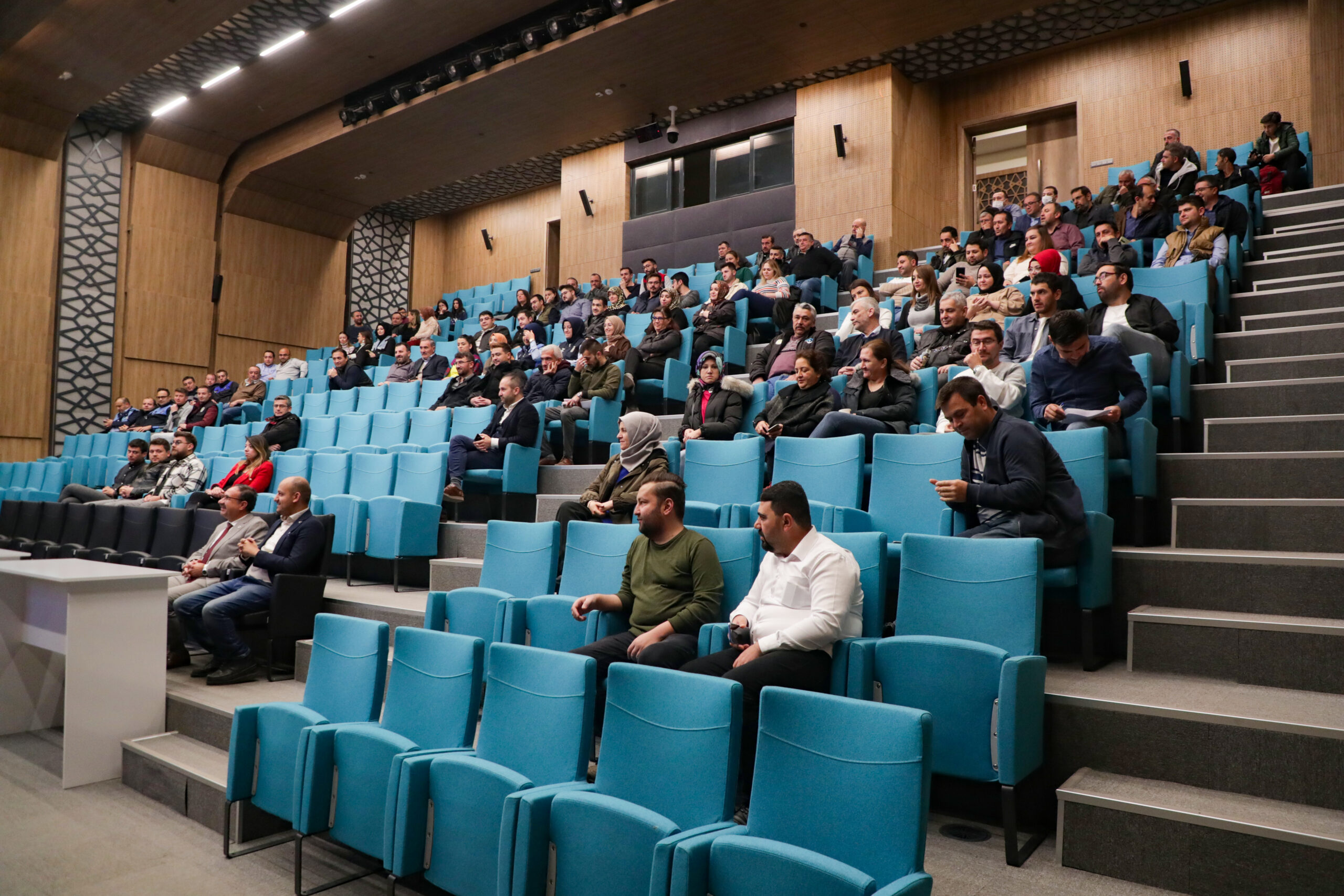 Kütahya Dumlupınar Üniversitesi akademisyenlerinden