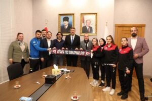 VALİ ÇELİK, KADIN FUTBOLCULARLA BİR ARAYA GELDİ