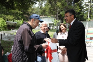 Vali Çelik’ten spor ayakkabı hediyesi