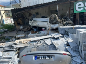 Fethiye’de mermer atölyesine çarpan otomobilin sürücüsü yaralandı