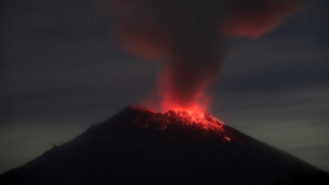 Meksika’da Popocatepetl Yanardağı’nın kül püskürtmesinin ardından sarı alarm verildi