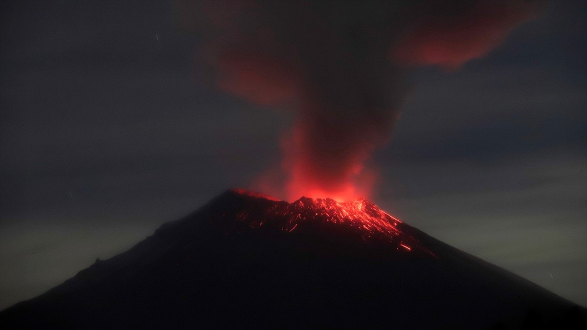 Meksika’daki Popocatepetl Yanardağı’nın duman