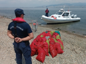 İzmir Körfezi’nde kaçak avlanan 17 kişiye para cezası kesildi