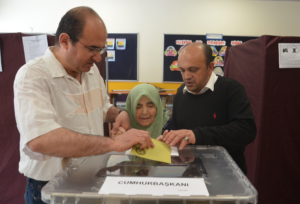 Kütahya’da 95 yaşındaki kadın torununun yardımıyla oy kullanmaya gitti