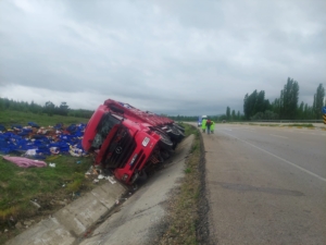 Afyonkarahisar’da şarampole devrilen kamyondaki 1 kişi yaralandı