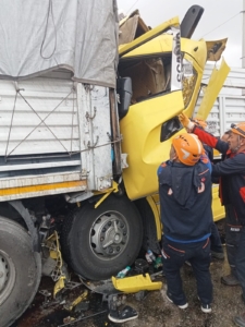 Afyonkarahisar’da 3 kişinin yaralandığı tır kazası güvenlik kamerasınca kaydedildi