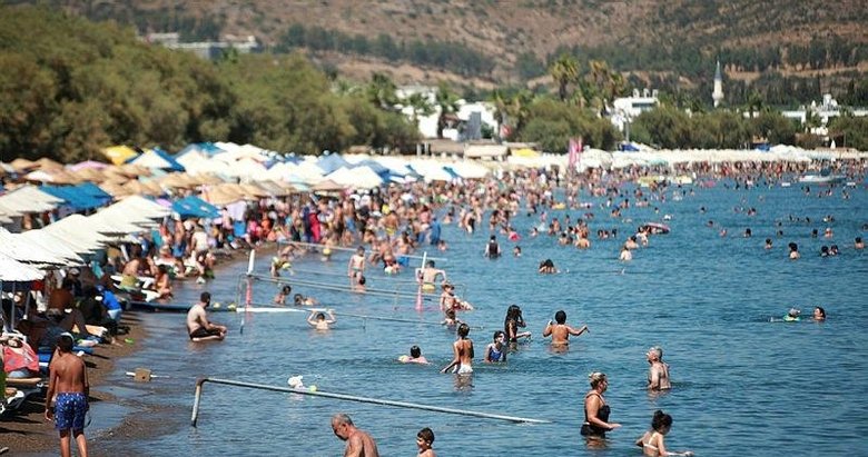 Bodrum’da oy kullanan seçmenler