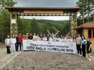 Üniversite öğrencilerinden doğa yürüyüşü