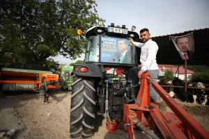 Balıkesirli genç çiftçi, Cumhurbaşkanı Erdoğan’a teşekkür etmek için traktörüyle yola çıktı