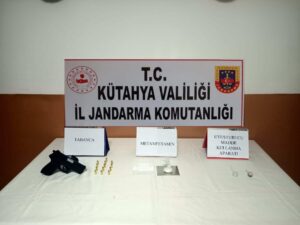 Kütahya’da Jandarma ekipleri 3 kişinin üzerinde uyuşturucu buldu