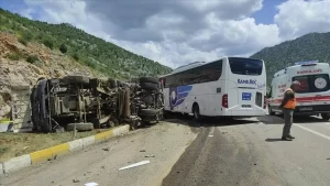 Konya’da yolcu otobüsünün kamyona çarpması sonucu 1 kişi öldü, 15 kişi yaralandı