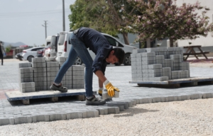 Dumlupınar Mahallesi’nde kilit taşı mesaisi