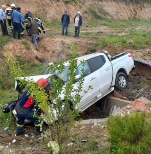 Gediz’de devrilen pikaptaki 2 kişi yaralandı