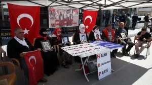 Muşlu aileler çocukları için HDP önündeki eylemlerini sürdürdü