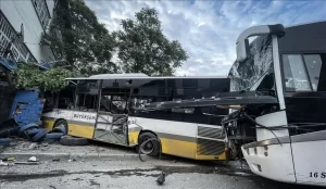 Bursa’da servis aracı ile özel halk otobüsünün çarpıştığı kazada sürücüler yaralandı