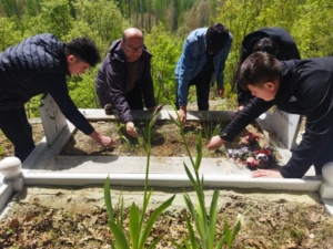 Şehit öğretmen kabri başında anıldı