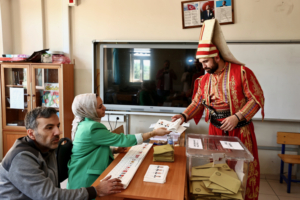 Yeniçeri kıyafeti giyip, atı ile oy kullanmaya gitti