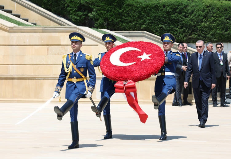 Cumhurbaşkanı Recep Tayyip Erdoğan, Cumhurbaşkanı seçilmesinin ardından ziyarette bulunduğu Azerbaycan'da, Cumhurbaşkanı İlham Aliyev tarafından resmi törenle karşılandı.