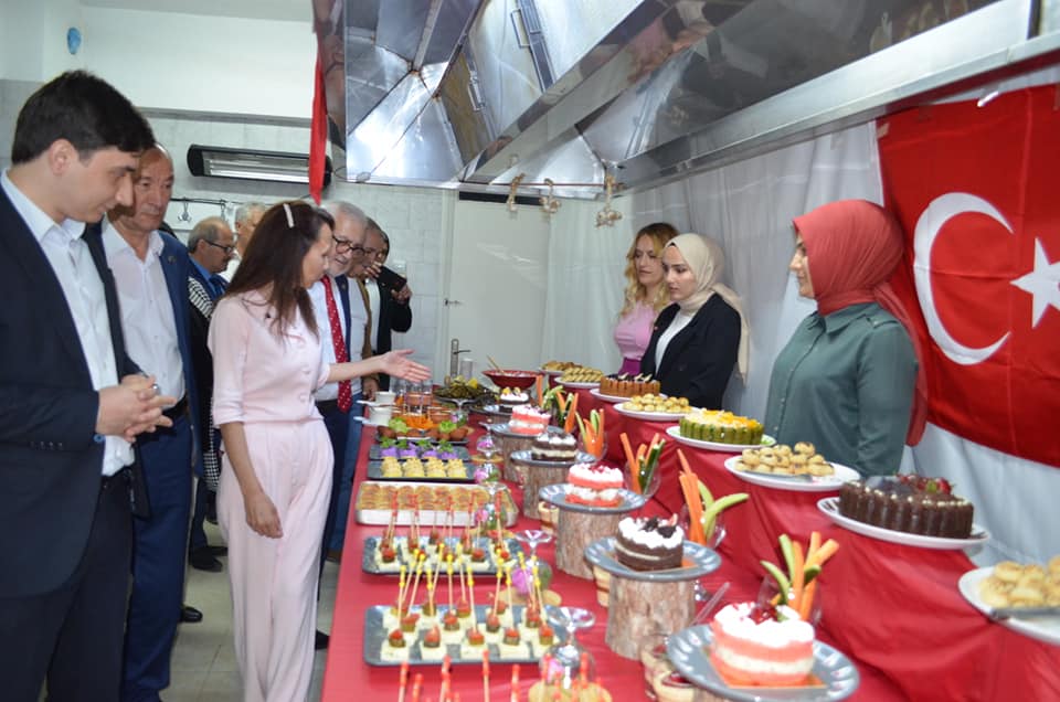 Saygı duruşunda bulunulup İstiklal