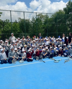 İlkokul öğrencilerine tenis tanıtıldı