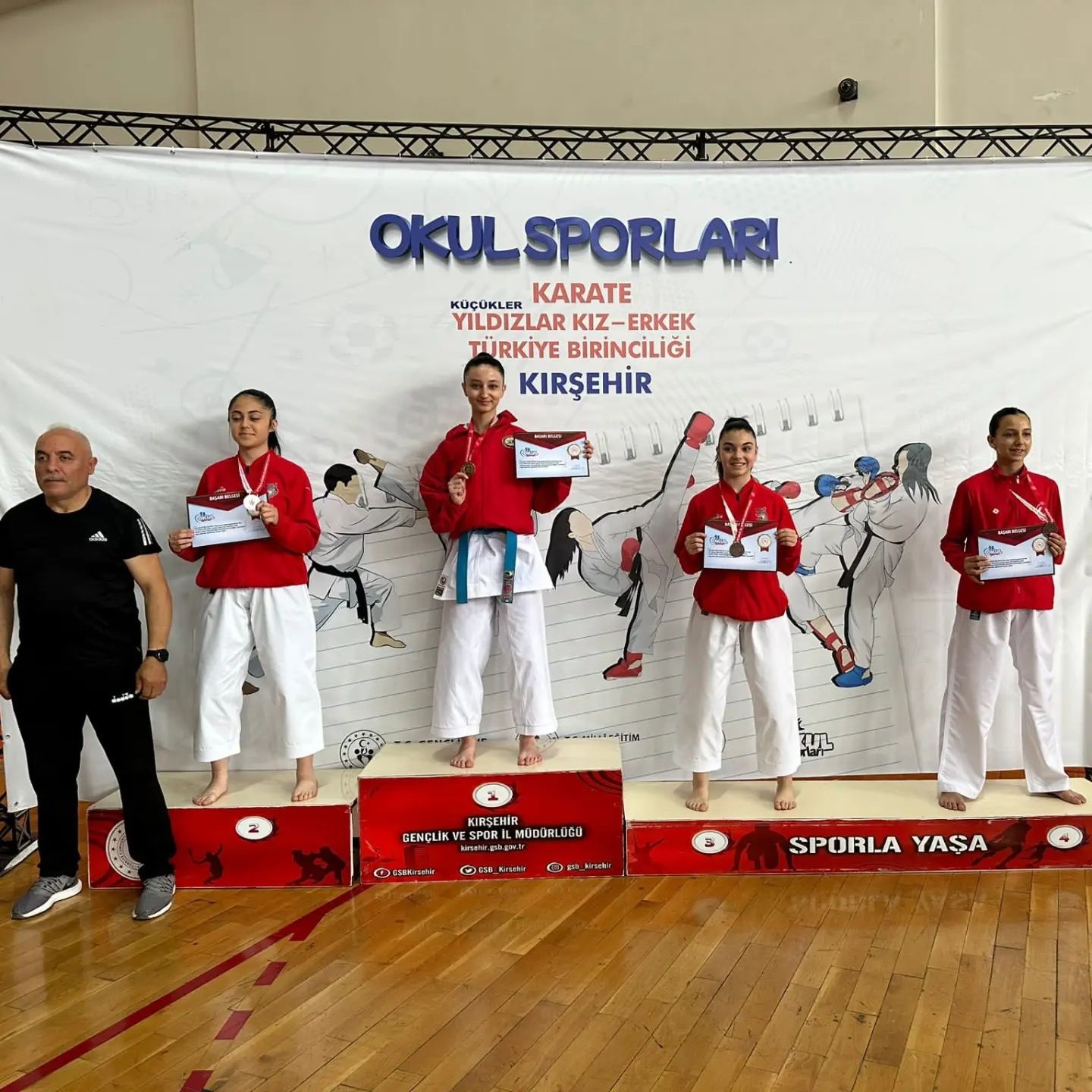 Kütahyalı genç karate sporcuları