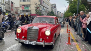 Klasik otomobil tutkunları, Isparta’da “Gül Festivali”nde buluştu