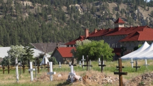 Kanada’daki bir yatılı kilise okulunun alanında 88 kayıtsız mezar bulundu