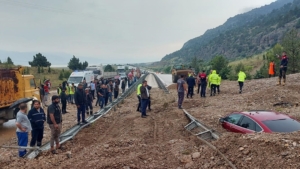 Afyonkarahisar’da heyelanda iki araç toprak altında kaldı