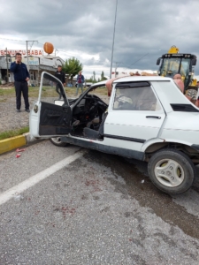 Afyonkarahisar’da otomobille kamyonetin çarpışması sonucu 1 kişi öldü, 4 kişi yaralandı