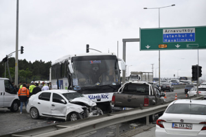 Arnavutköy’de karşı şeride geçen otobüs çok sayıda araca çarptı