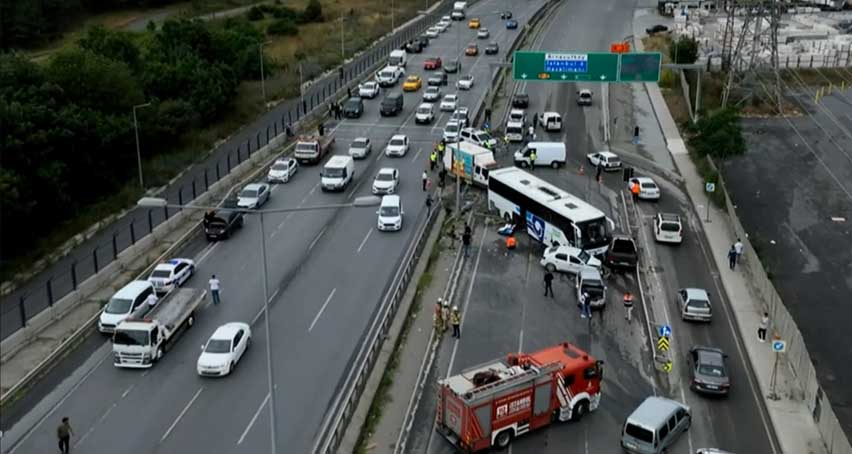 Arnavutköy'de şehirler arası yolcu taşıyan bir otobüsün 5 araca çarptığı kazada 4 kişi yaralandı.