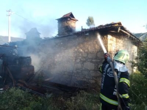 Denizli’de çıkan yangında ev kullanılamaz hale geldi