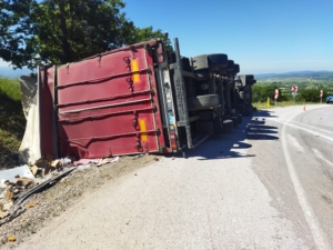 Gediz’de devrilen tırın sürücüsü yaralandı