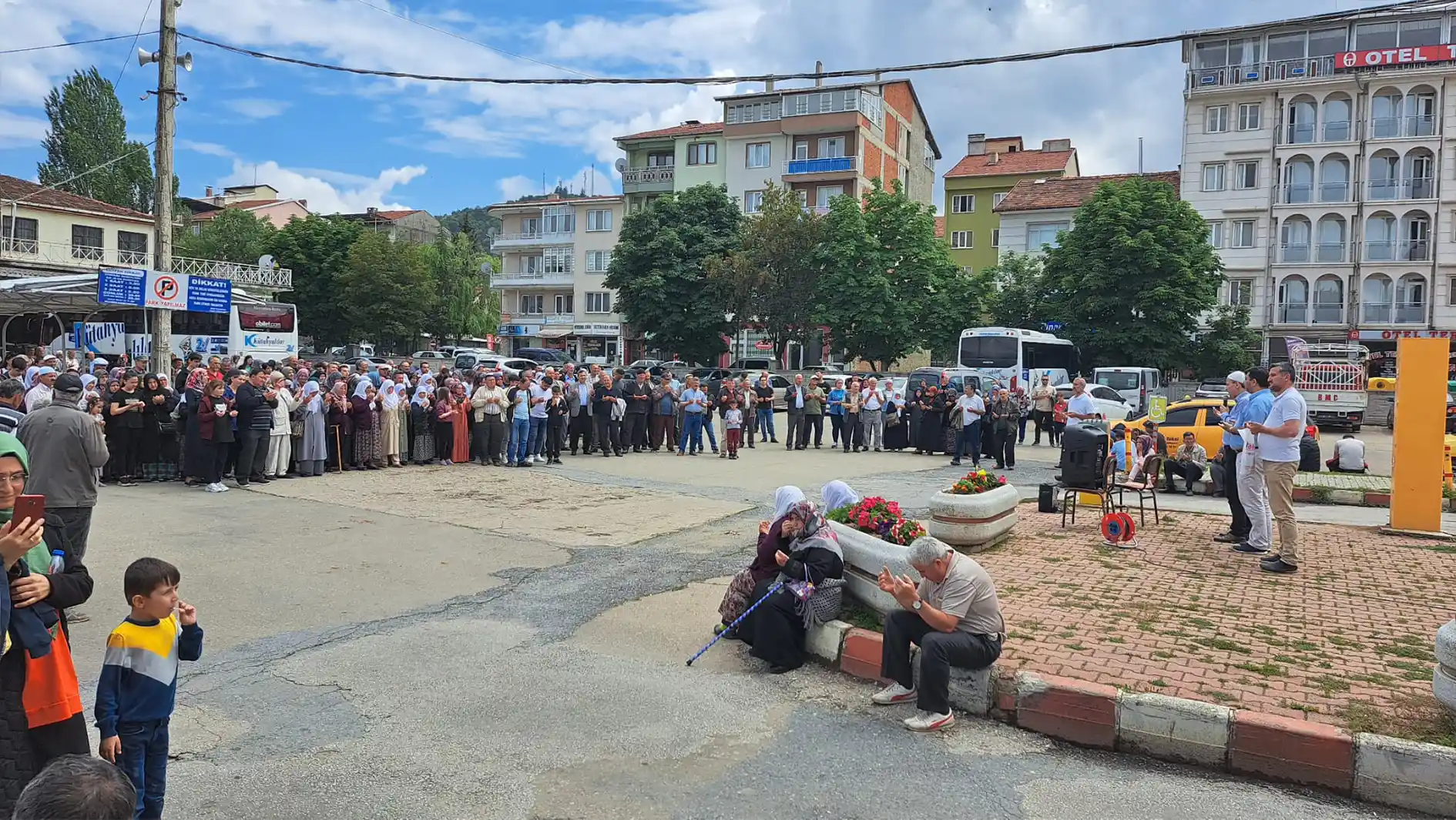 Diyanet İşleri Başkanlığı’nın Hac Organizasyonu ile hac ibadetini yerine getirmek üzere kutsal topraklara gidecek olan Kütahya 8. Kafile hac yolcuları için Simav Otogarda uğurlama programı yapıldı.