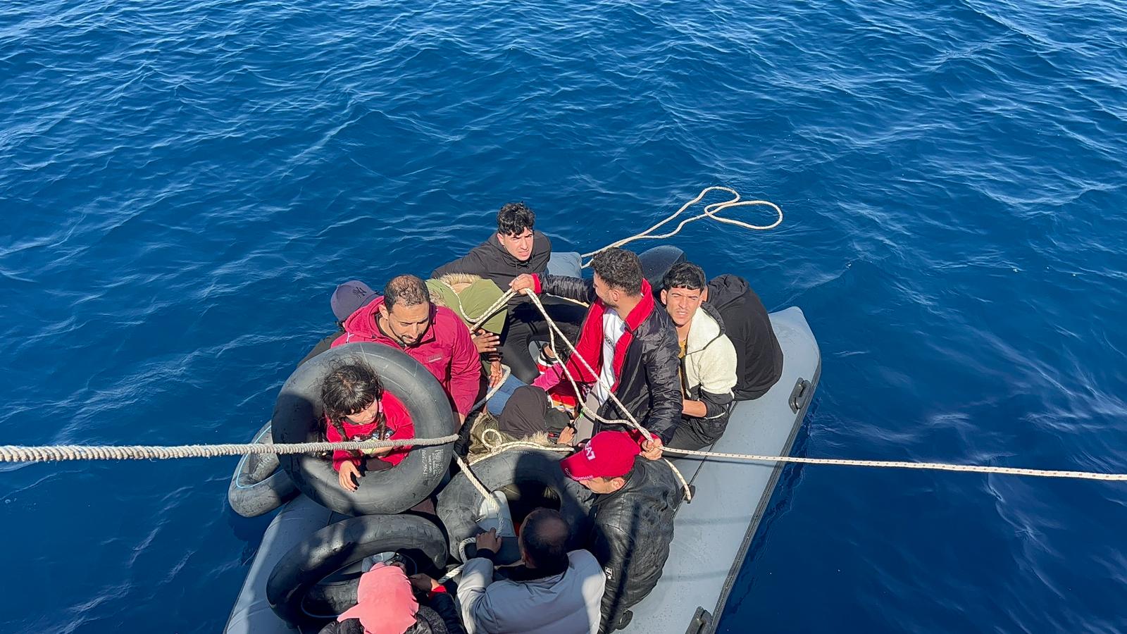 İzmir'de 25 düzensiz göçmeni kurtarıldı, 14 göçmen yakalandı