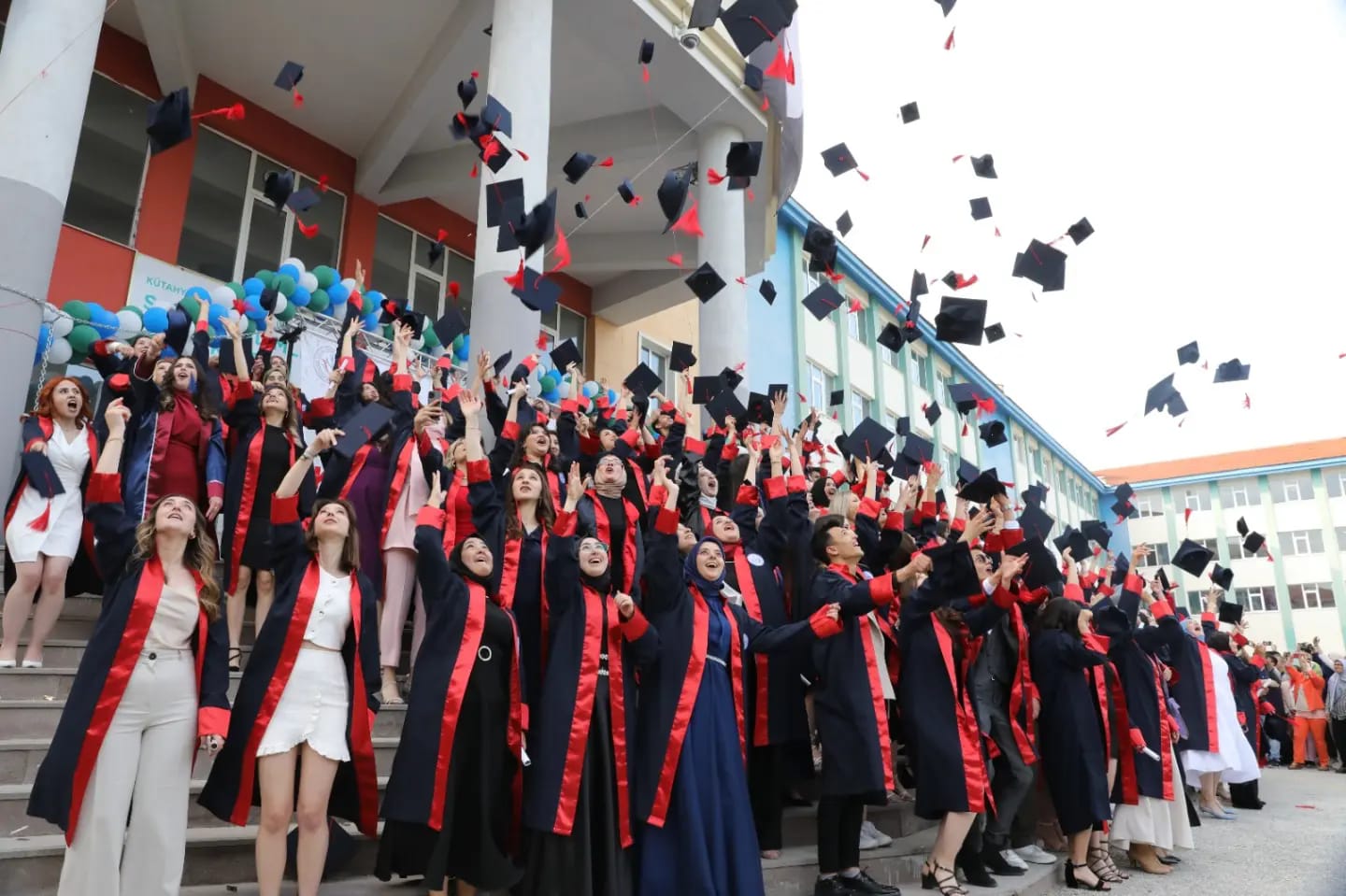 KSBÜ’de mezuniyet coşkusu yaşandı.