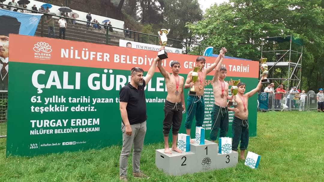 Kütahyalı pehlivanlar Bursa’da kürsüye çıktı