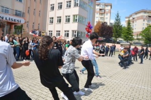 Simav’da öğrencilerden festival gibi şölen