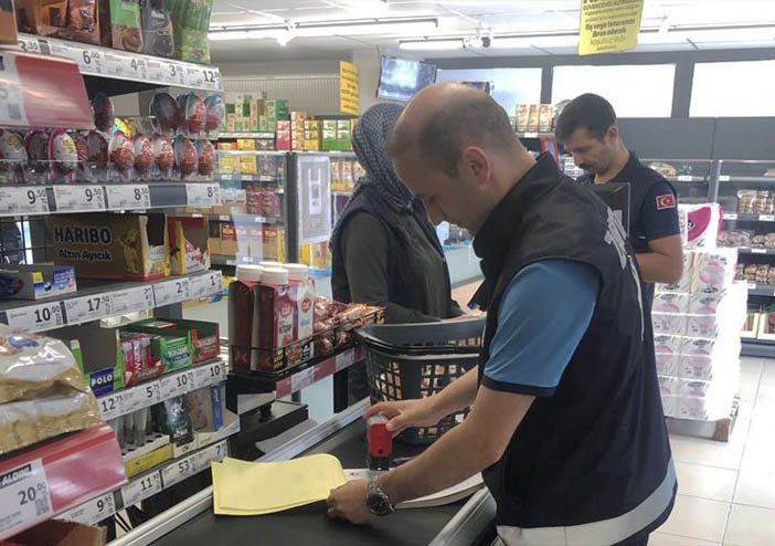 Tavşanlı Belediyesi Zabıta Müdürlüğü ekipleri; market, bakkal, fırın gibi çok sayıda işletmeyi etiket, fiyat, hijyen, gramaj ve diğer kurallara uygunluk konularında denetliyor. 