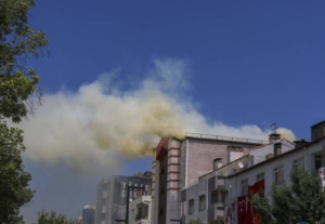 Uşak’ta iş merkezinin çatısında çıkan yangın söndürüldü