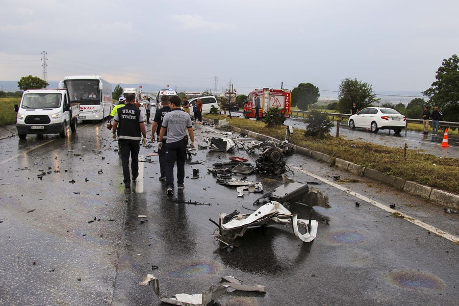 Uşak'ta hafif ticari araçla tankerin çarpıştığı kazada 2 kişi öldü