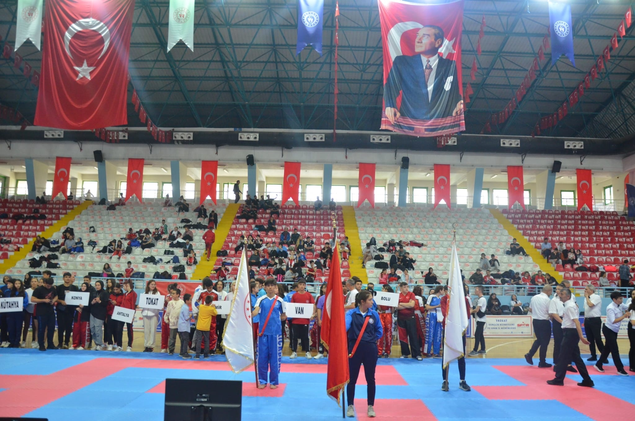 Türkiye Okul Sporları Gençler Kick Boks Şampiyonası Yozgat’ta gerçekleştirildi. Turnuvaya Kütahya Belediye Spor Kulübü de katıldı. Antrenörler Fatma Çakır, Mehmet Ali Dülger, Ezgi Şebnem Hoşgör eşliğinde sporcular Fatma Çetin, Rümeysa Savaş, Ebrar Gülmüşcan, Fatma Duymaz, Muhammet Osman Çil, Mustafa Varol, Hatice İbiş, Taha Göktuğ Aydın katıldı. Fatma Duymaz, Genç A Bayan müzikli form okulları Türkiye şampiyonasında ikinci olarak gümüş madalya kazandı. Fatma Çetin 55 kilogramda Genç A Bayan point fighting Okullar arası Türkiye şampiyonasında 3. olarak bronz madalya almıştır. Muhammet Osman Çil 64 kilogramda Genç B Erkek point fighting Okullar arası Türkiye şampiyonasında üçüncü olarak bronz madalyanın sahibi oldu.