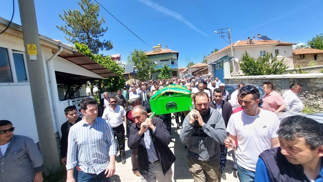 Kütahya'nın Çavdarhisar ilçesindeki trafik kazasında hayatını kaybeden 2 kadın için cenaze törenleri düzenlendi. Kazada ölen Emine Kurt ve Kezban Semiz'in cenazeleri, hastane morgundaki işlemlerin ardından yakınlarına teslim edildi. Cenazeler, Emet ilçesi Aydıncık köyünde öğle vakti kılınan namazların ardından köy mezarlığında toprağa verildi. Törene, Kurt ve Semiz'in yakınlarının yanı sıra Uşak Valisi Turan Ergün, Emet Belediye Başkanı Hüseyin Doğan, Hisarcık Belediye Başkanı Fatih Çalışkan ile vatandaşlar katıldı. Çavdarhisar-Emet kara yolu Yağdığın köyü mevkisinde dün Hasan S. yönetimindeki 43 AT 814 plakalı otomobil ile karşı yönden gelen Mehmet C'nin kullandığı 43 FH 441 plakalı otomobil çarpışmıştı. Kazada, otomobillerden birinde bulunan Emine Kurt (63) ve Kezban Semiz (74) yaşamını yitirmiş, her iki araçtaki diğer 4 kişi yaralanmıştı.