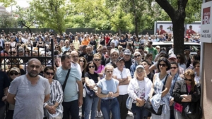 Adaylar salonlarda, aileleri de okul çevrelerinde AYT heyecanını yaşadı