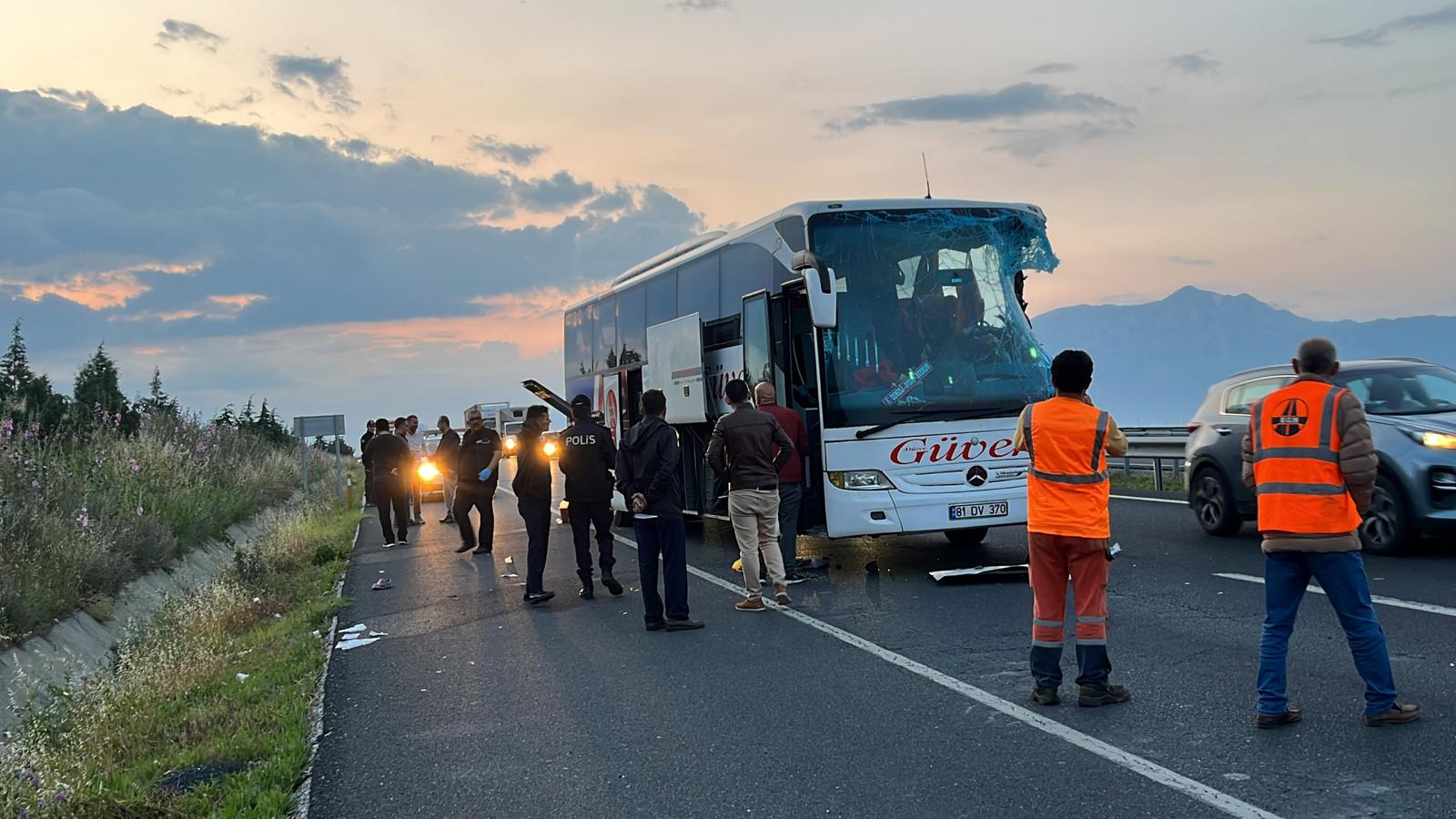 Denizli'de tır ile yolcu otobüsü çarpıştı, 2 kişi öldü