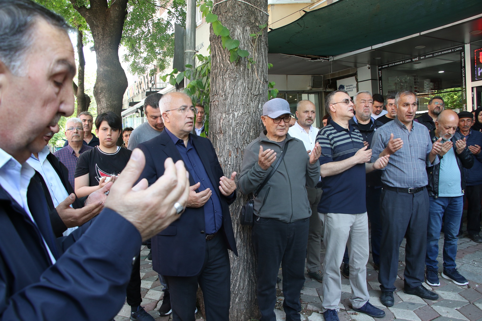 Tavşanlı’nın sevilen iş insanlarından Mehmet Emin Nazlı 1 haftadır tedavi gördüğü hastanede hayatını kaybetti. Nazlı’nın cenazesi Ulu Camii’nde kılınan cenaze namazının ardından Asri Mezarlık’ta toprağa verildi.