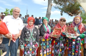 Manisa’da Gördes Börez’liler kiraz şenliği yaptı